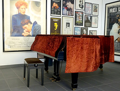 Waiting for the pianist
