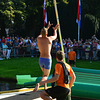 Leidens Ontzet 2014 – Fierljeppen – Gripping the pole