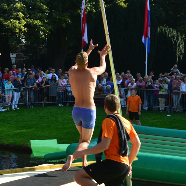 Leidens Ontzet 2014 – Fierljeppen – Gripping the pole