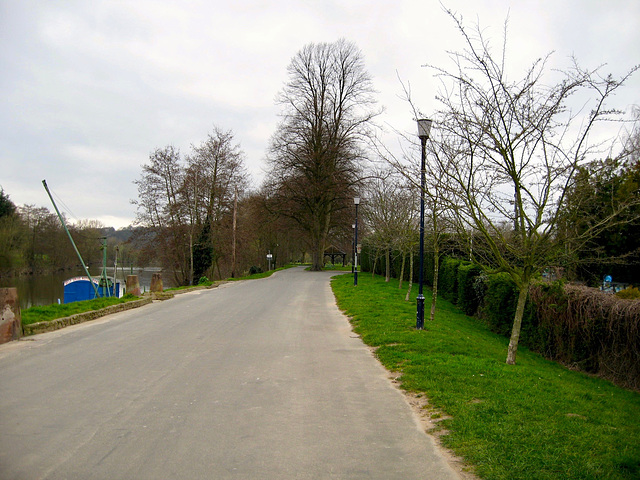 Pathway leading upstreamalong the River Severn at Stourport