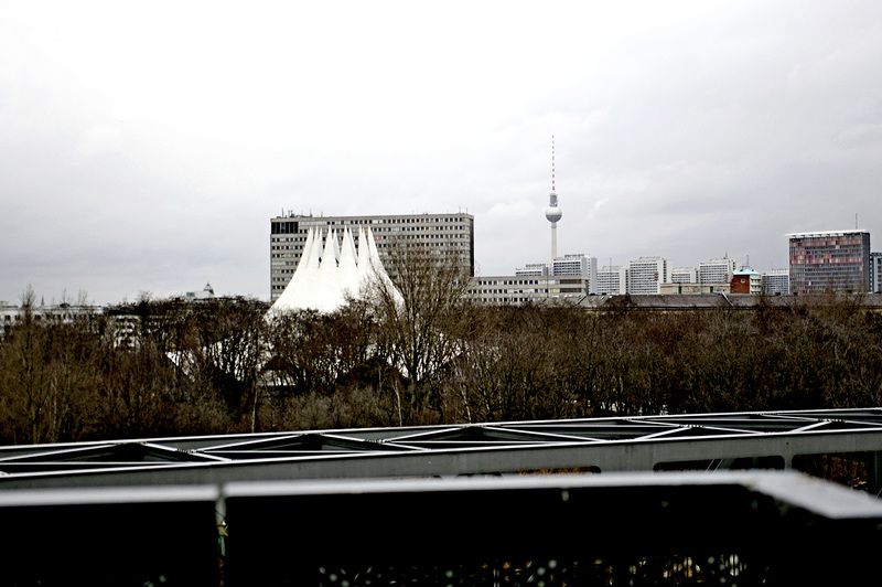Tempodrom vor Fensehturm