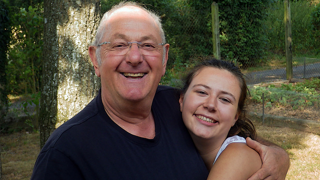 Heureux le papy avec sa petite-fille chérie