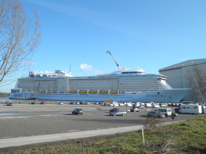 der Gigant auf der Meyer-Werft
