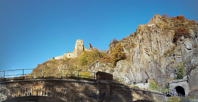 Altenahr - Burg Are und Eisenbahntunnel 20161030_150228-PANO