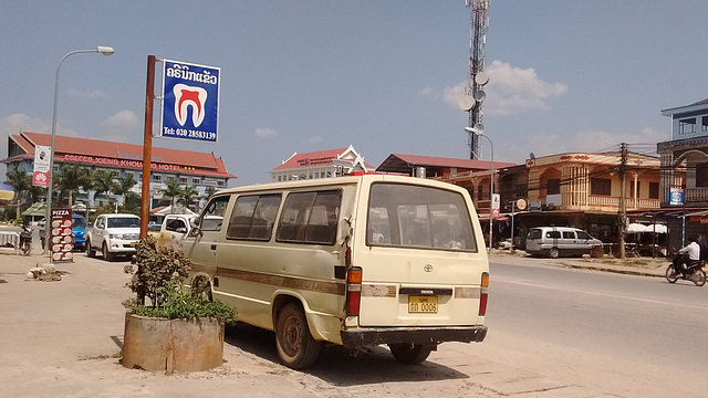 Toyota minivan du Laos