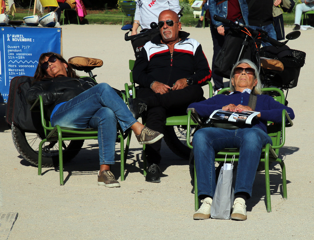 Scoop du jour , au jardin des Tuileries , Bruce Willis et ses deux filles plus âgées que lui .