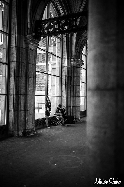 Street artist preforing in the Rijksmuseum tunnel in Amsterdam