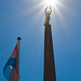 der Obelisk 'Gëlle Fra' (goldene Dame) auf dem 'Place de la Constitution' in der Oberstadt von Luxemburg Stadt ... P.i.P. (© Buelipix)