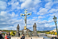 Kruzifix mit Steinstatuen    Karlsbrücke,Prag