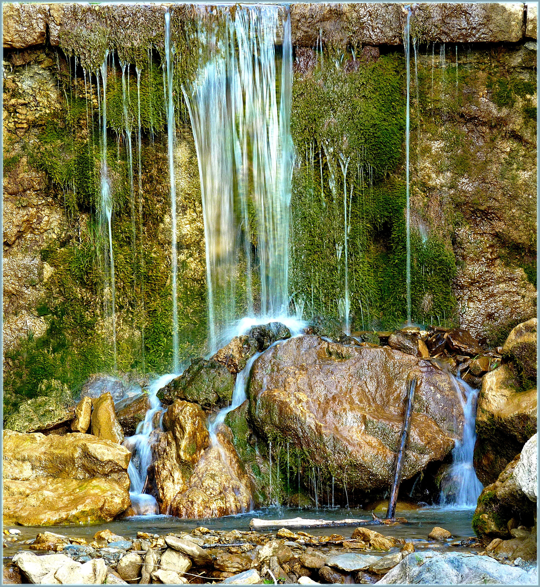 Sauze d'Oulx - piccola cascata di acqua di sorgente -