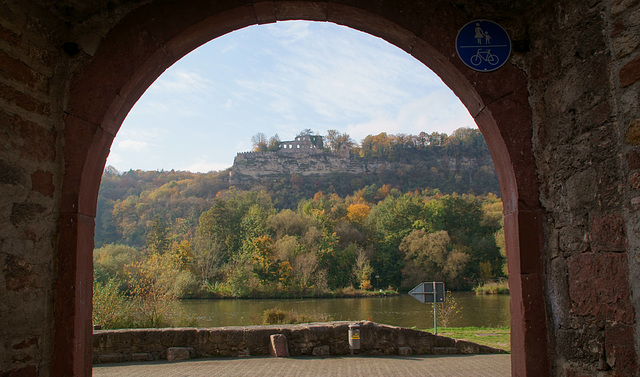 herbstlicher Blick auf die Karlsburg