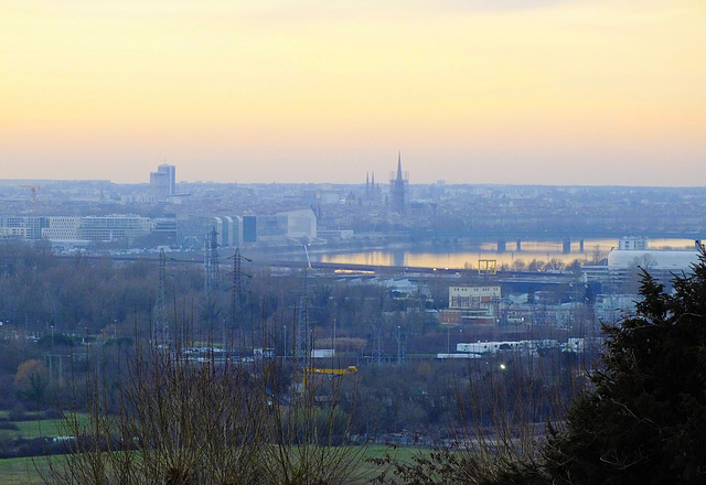 Bordeaux vu des hauteurs de Bouliac au couchant