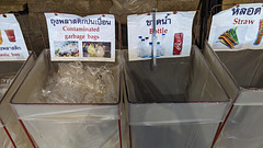 Recycling bins / Bacs de recyclage