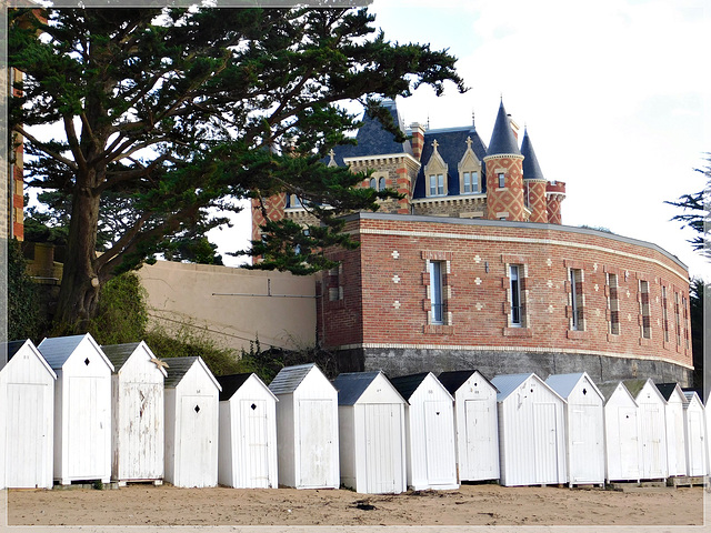 Le château du Nessay à Saint Briac (35) vu depuis la plage avec note