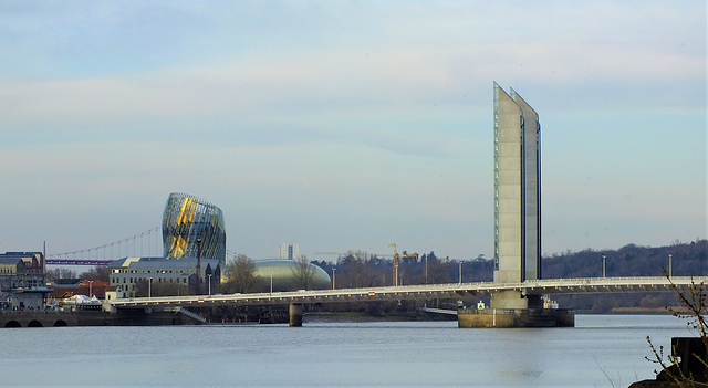 Bordeaux: Pont "Chaban Delmas" et "cité du vin" vus de la rive droite