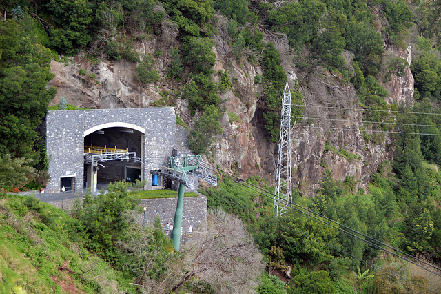 Die Seilbahn, die zum Orchideengarten fährt.