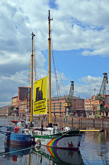 Im Hafen Karlsruhe auf Infotour die BELUGA II von Greenpeace