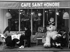 Paris - des clients du café Saint Honoré