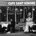 Paris - des clients du café Saint Honoré