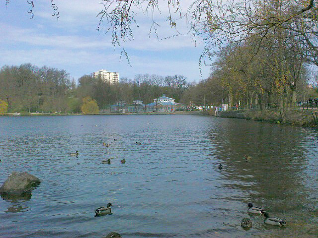 Außenmühlenteich mit Restaurant  Leuchtturm