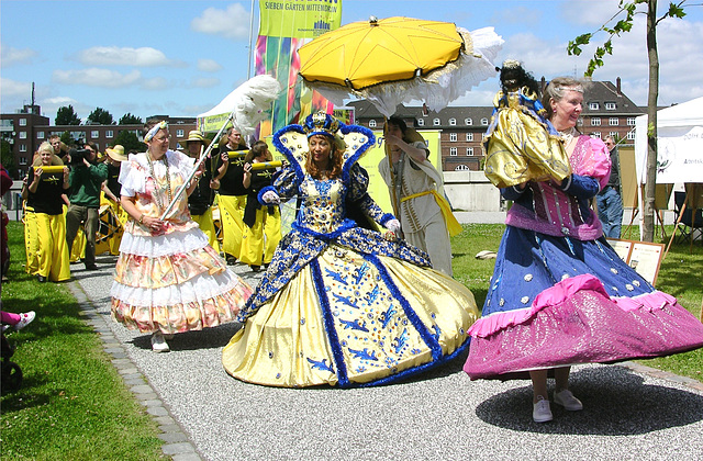 Brasilianische  Folklore-Truppe und Maracatu-Trommler