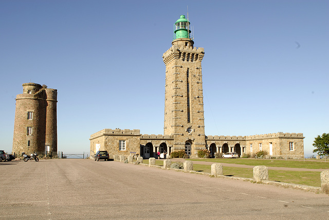 -    Bretagne - Le phare du Cap Fréhel et la tour