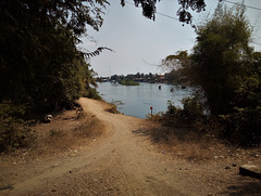 Sentier attirant / Attractive pathway ..... (Laos)