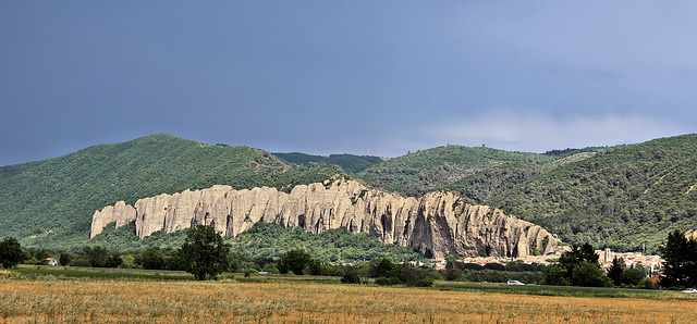 Les Mées et ses célèbres rochers (04) 18 juin 2014.