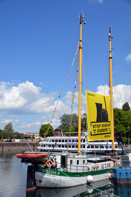 Im Hafen Karlsruhe auf Infotour die BELUGA II von Greenpeace