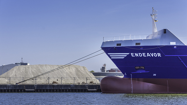 Containerschiff 'Endeavor' ... P.i.P. (© Buelipix)