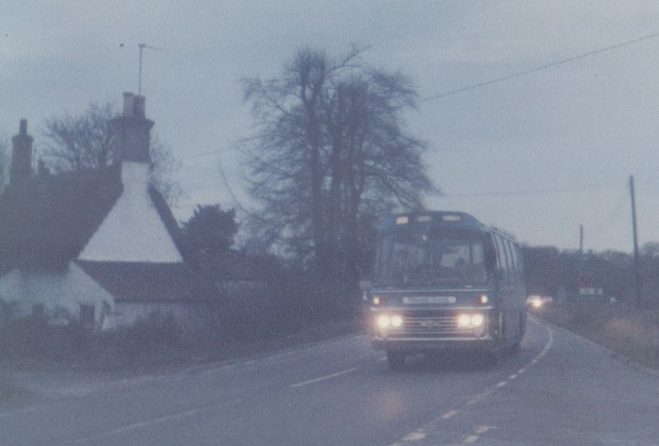 267/04 Premier Travel Services PCE 601R passing Barton Mills - Sun 1 Dec 1985