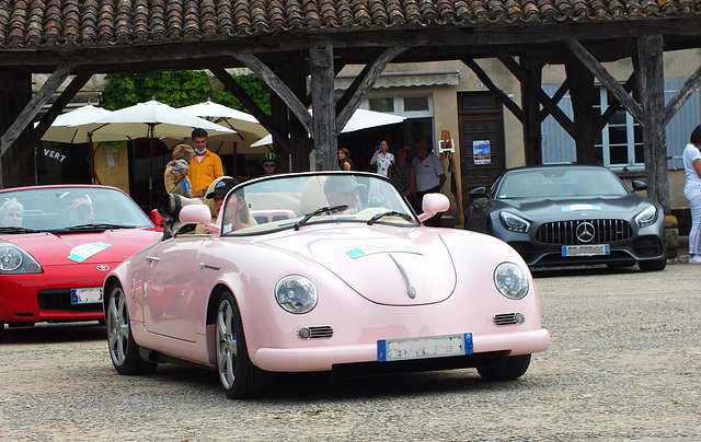 Voiture de collection à Monpazier (PGO ?)