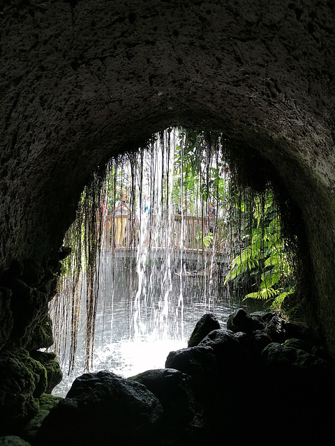 Der Zaun hinter dem Wasserfall
