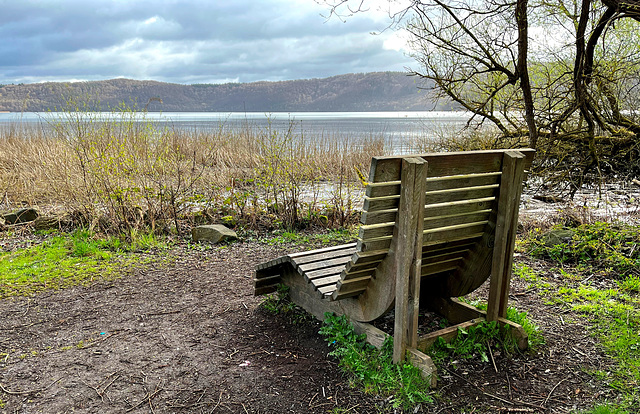 DE - Glees - Bank mit Seeblick