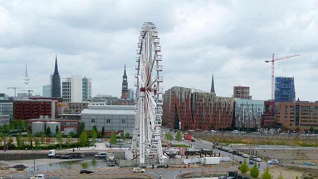 Riesenrad in der Hafencity beim Cruise Center