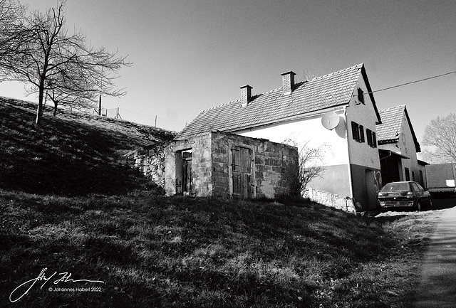 Hausruine und altes Auto