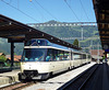 Der Panoramaexpress der Goldenpass Linie verässt den Bahnhof Gstaad
