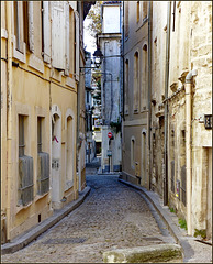 Avignon : Una delle strade del centro storico - ovvio, tutte a senso unico