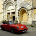 Vieille Porsche devant le porche de la vieille église de Monpazier