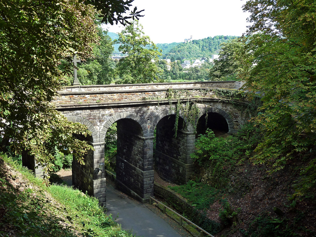 Die Steinbrücke im Schloss Stolzenburg ist nur ein Teil zum Gesamtkunstwerk aus Natur und Kultur