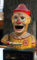Tirelire en fonte polychrome d'un clown effrayant ( XIX e siècle )