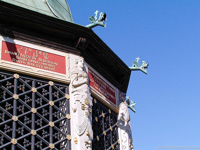 Details an der Wasserkunst auf dem Marktplatz in Wismar, 2002