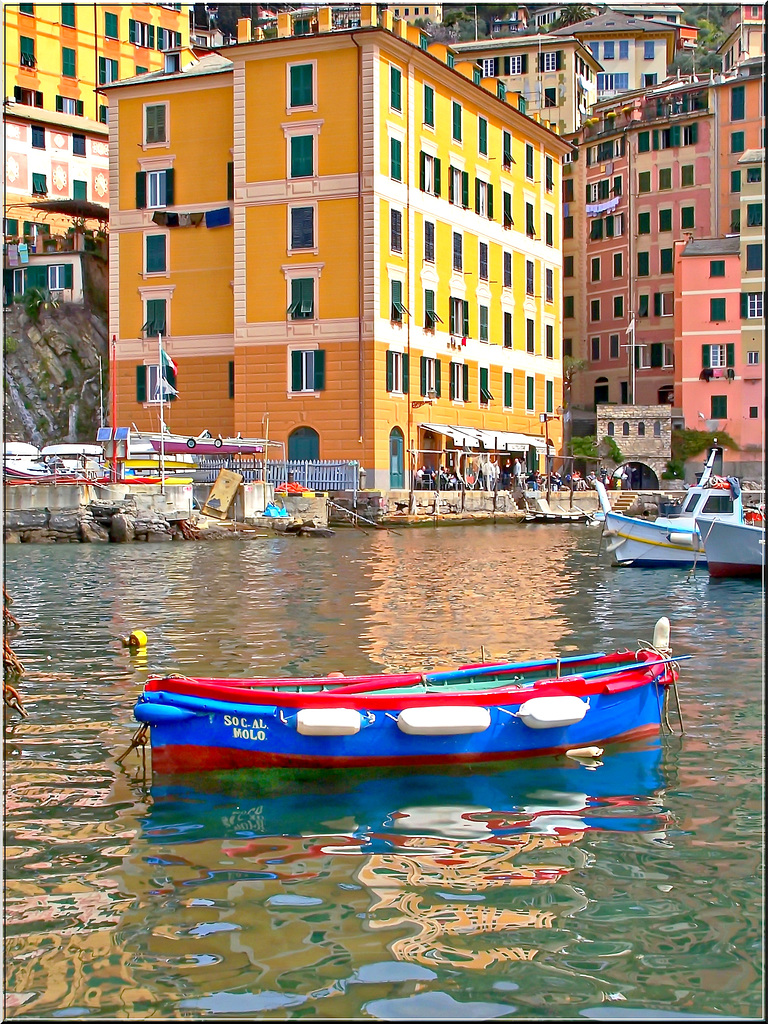 Rossa e blu con riflessi nel mare di Camogli