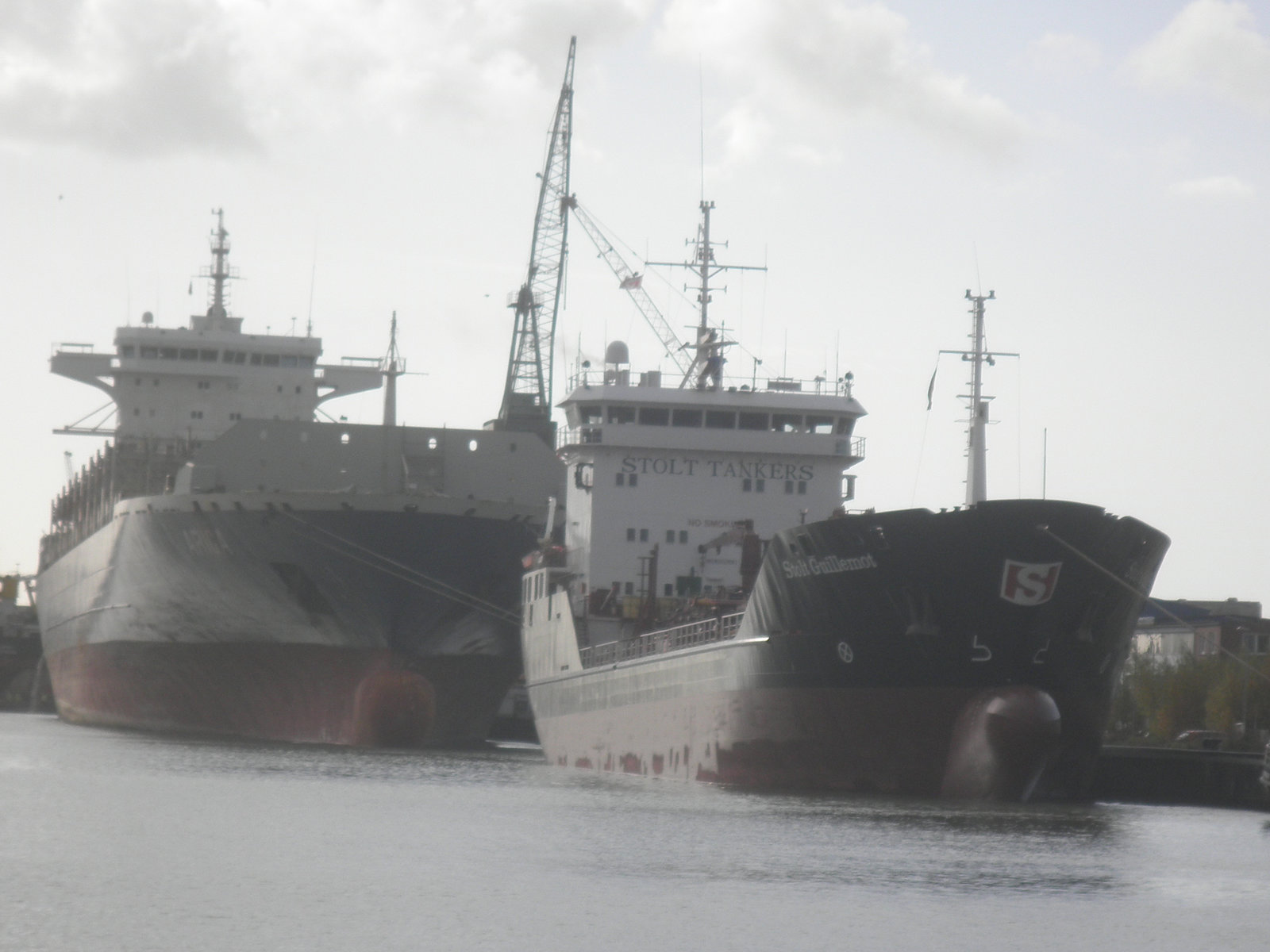 Tankschiff u. Containerfrachter