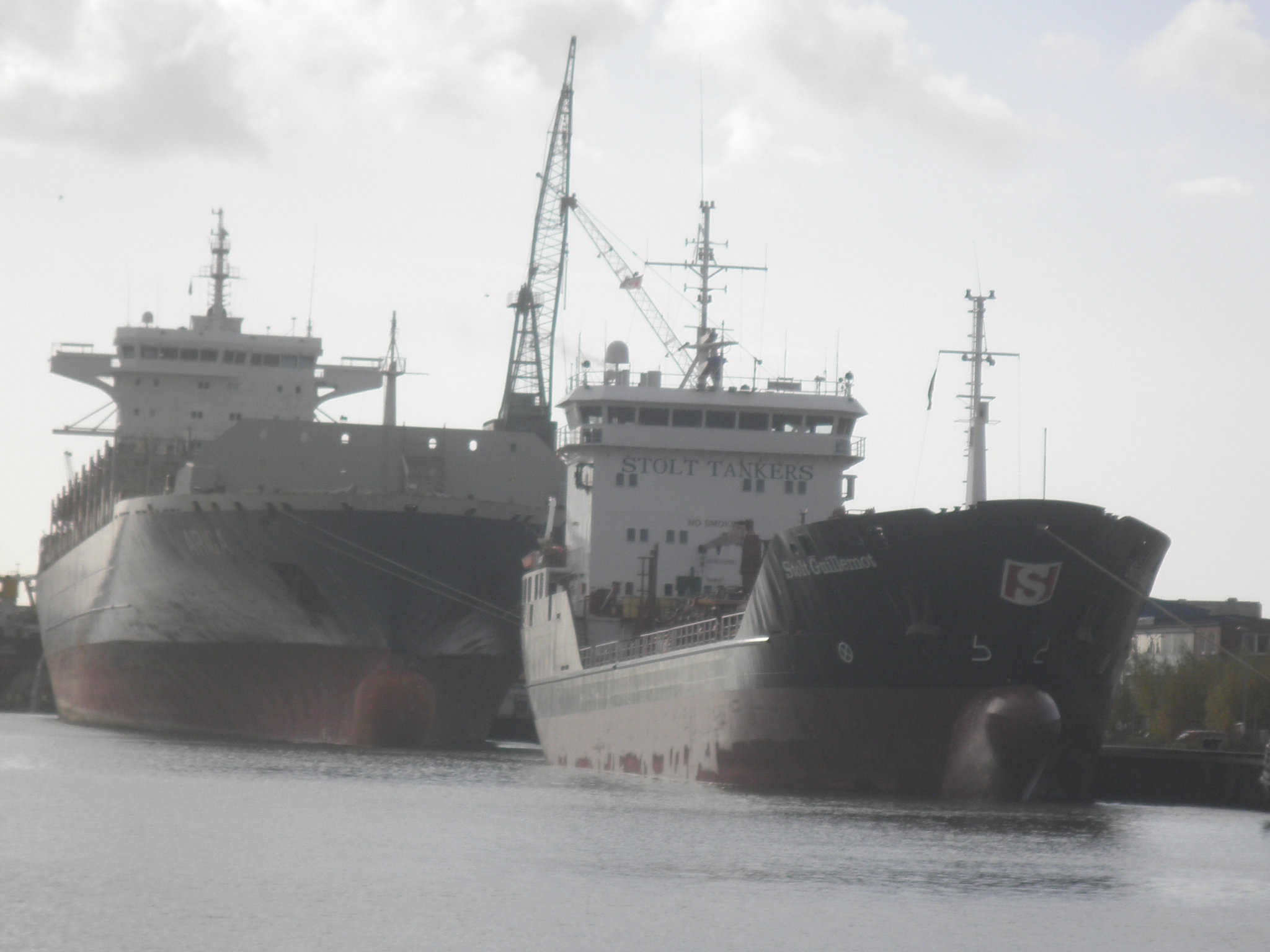 Tankschiff u. Containerfrachter