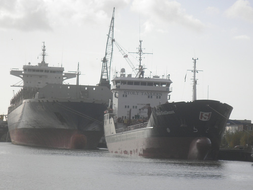 Tankschiff u. Containerfrachter
