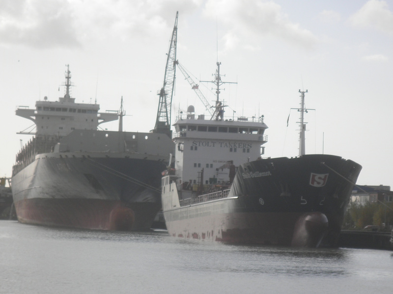 Tankschiff u. Containerfrachter