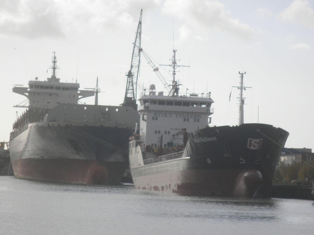 Tankschiff u. Containerfrachter