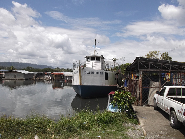Un bateau qui fait la route entre la Isla de Colón et Almirante