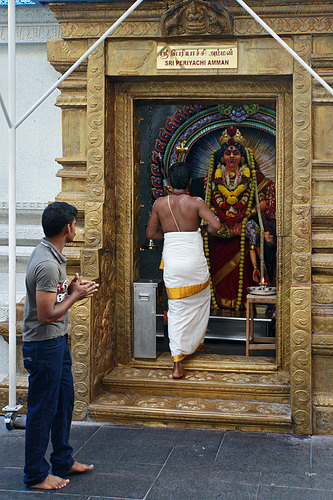 Worship at Sri Periyachi Amman